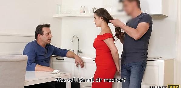 HUNT4K. Die 20-jährige Hottie gibt einem Fremden eine saftige Muschi, um alle Rechnungen ihres Vaters zu bezahlen
